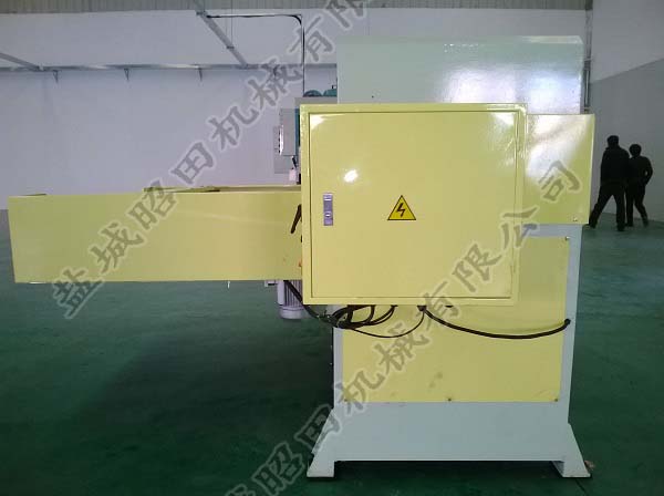 四柱液压裁断机工作图片